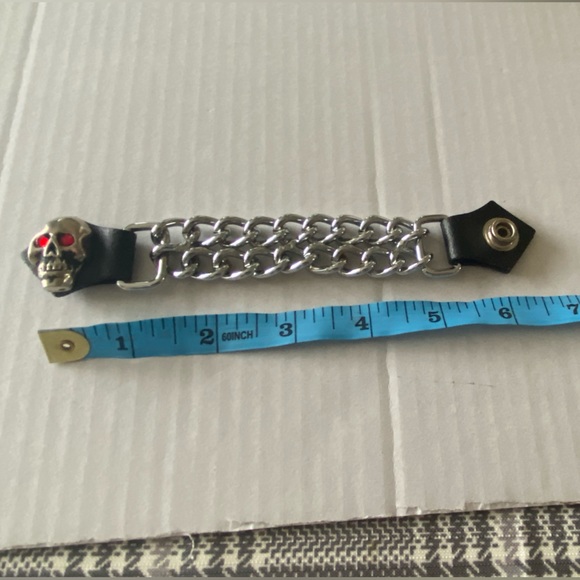 Skull Vest Clip Red Rhinestone Eyes - Picture 4 of 4